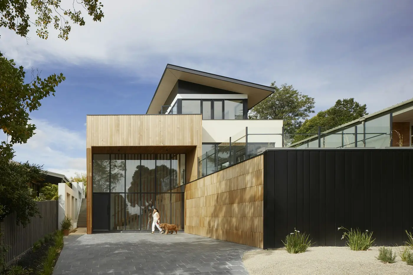 Fachada de casa contemporánea con madera y concreto
