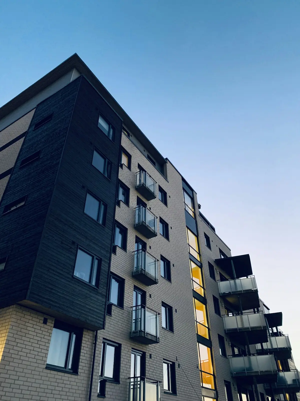 Edificio de departamentos moderno bajo cielo azul