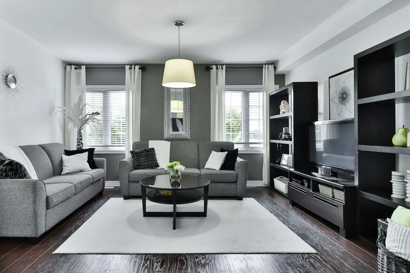 Sala contemporánea de departamento con sofá gris
